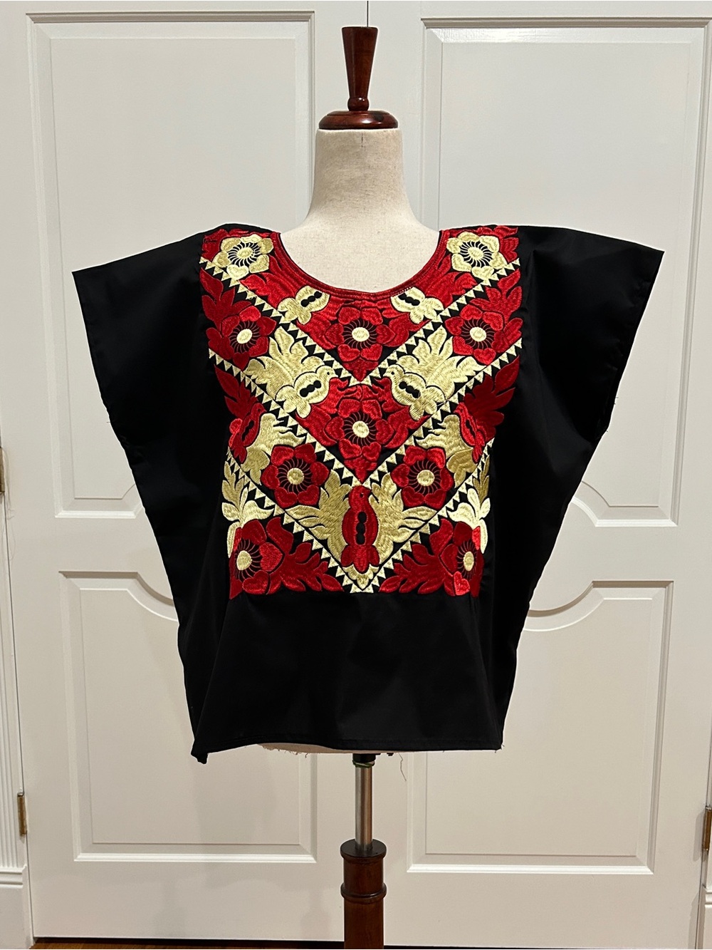 Mexican Frida-style blouse. Oaxaca Embroidery top.